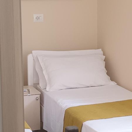 Holiday House Durrës Esterno foto