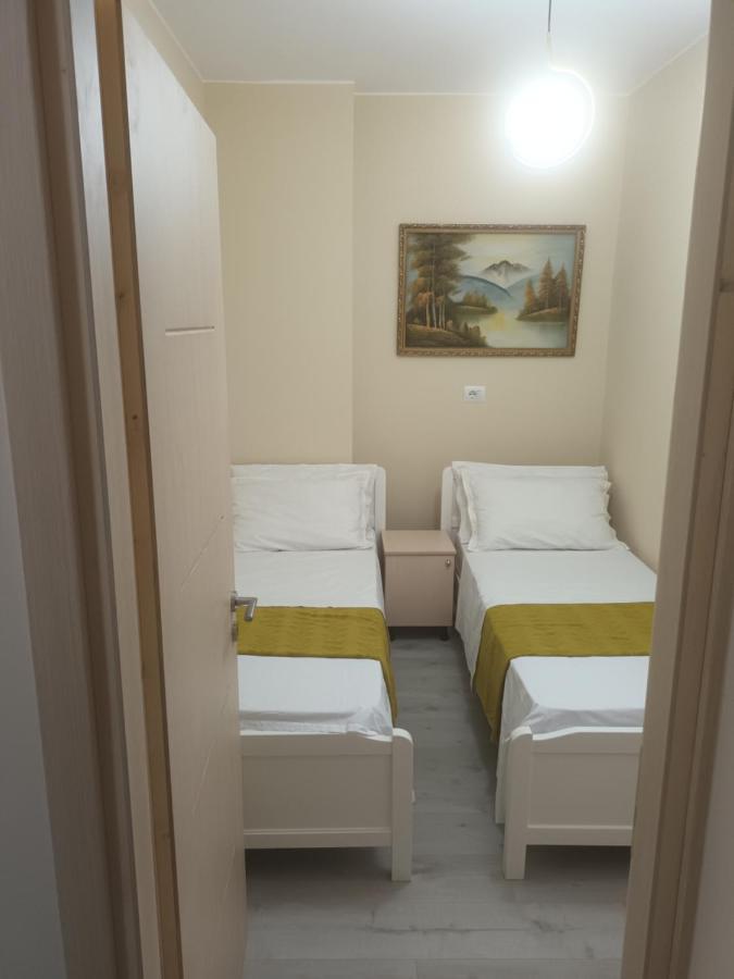 Holiday House Durrës Esterno foto