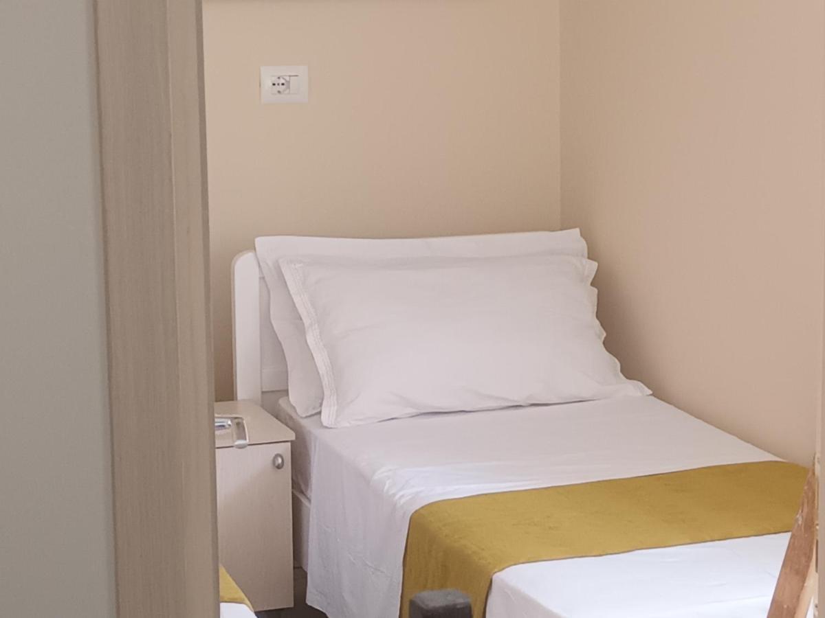 Holiday House Durrës Esterno foto