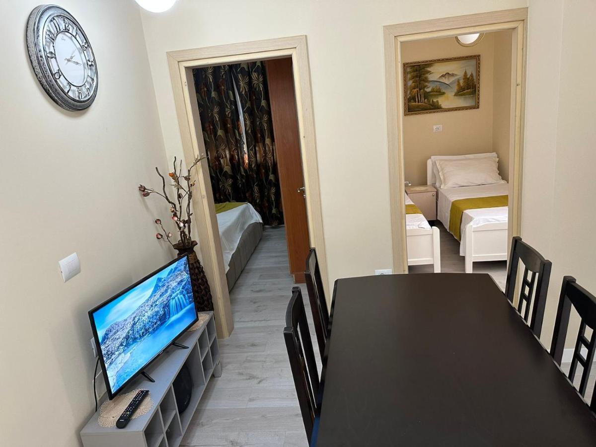 Holiday House Durrës Esterno foto