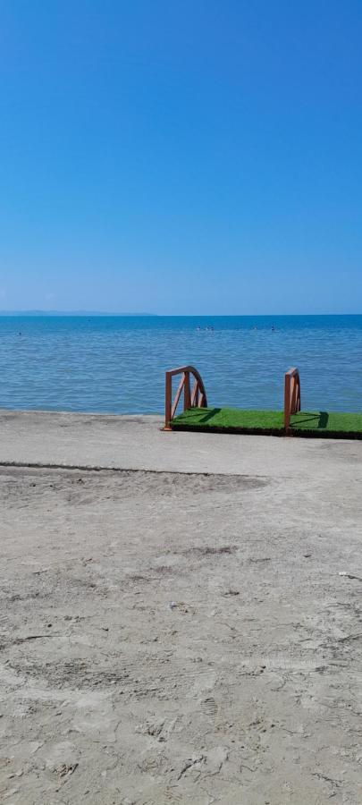 Holiday House Durrës Esterno foto